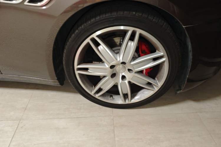 Used Maserati President 2013 3.0T Standard Model Right Front Wheel Hub