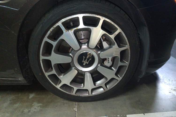 Used Maserati President 2013 3.0T Standard Model Right Front Wheel Hub