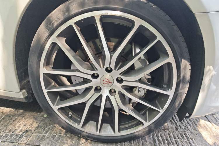 Used Maserati President 2013 3.0T Standard Model Right Front Wheel Hub