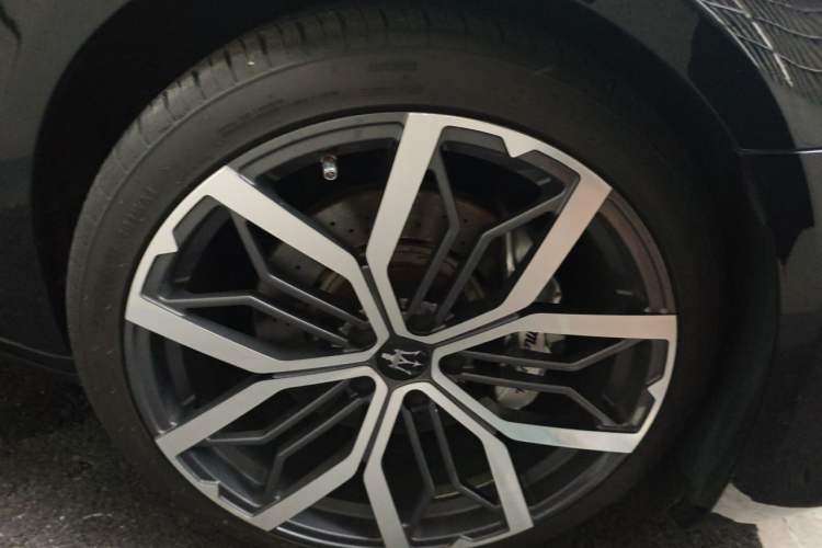 Used Maserati President 2013 3.0T Standard Model Right Front Wheel Hub