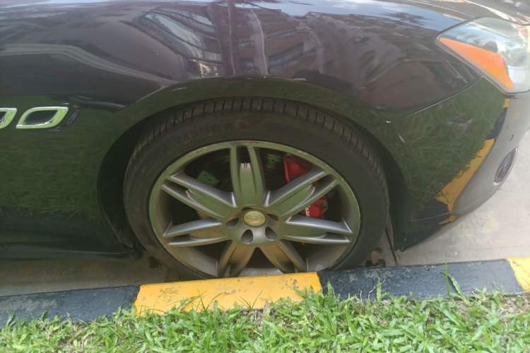 Used Maserati President 2013 3.0T Standard Model Right Front Wheel Hub
