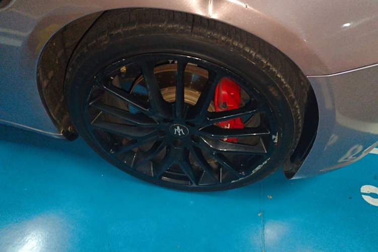 Used Maserati President 2013 3.0T Standard Model Right Front Wheel Hub