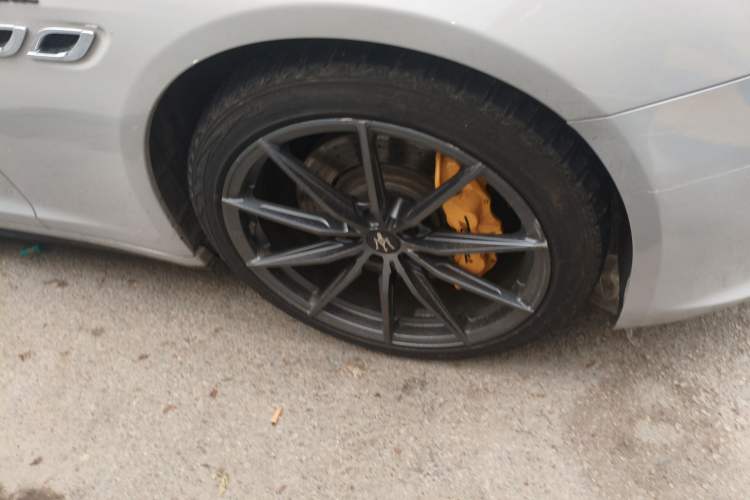 Used Maserati President 2013 3.0T Standard Model Right Front Wheel Hub