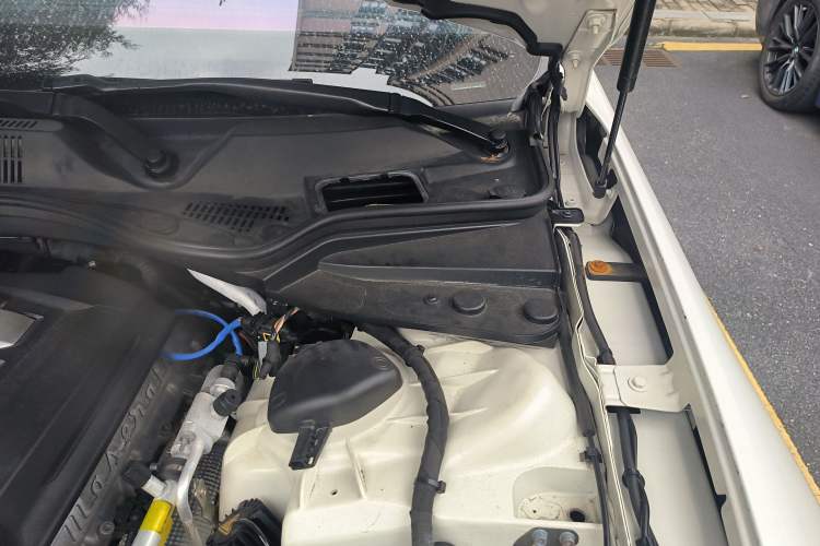 Used Maserati President 2013 3.0T Standard Model Engine Bay Left