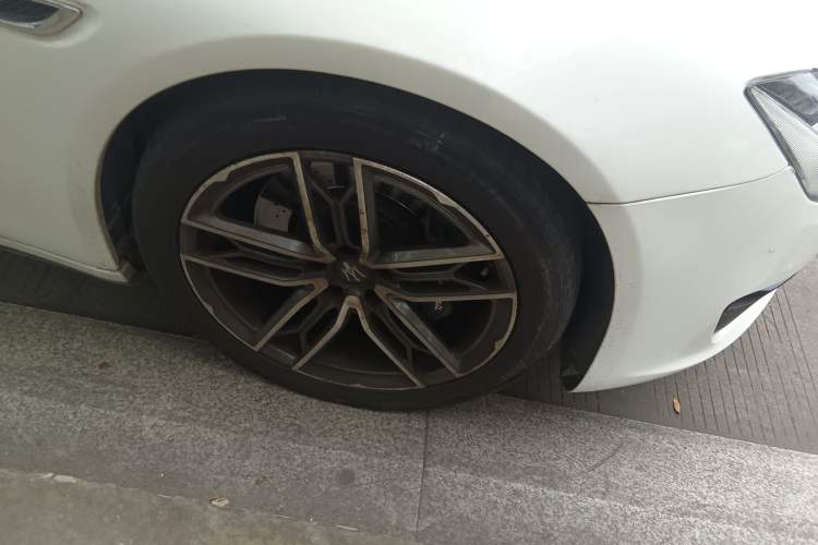 Used Maserati President 2013 3.0T Standard Model Right Front Wheel Hub