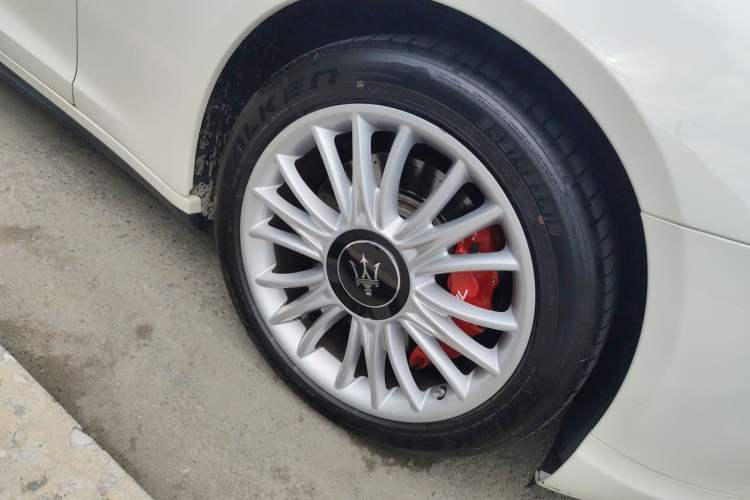 Used Maserati President 2013 3.0T Standard Model Right Front Wheel Hub