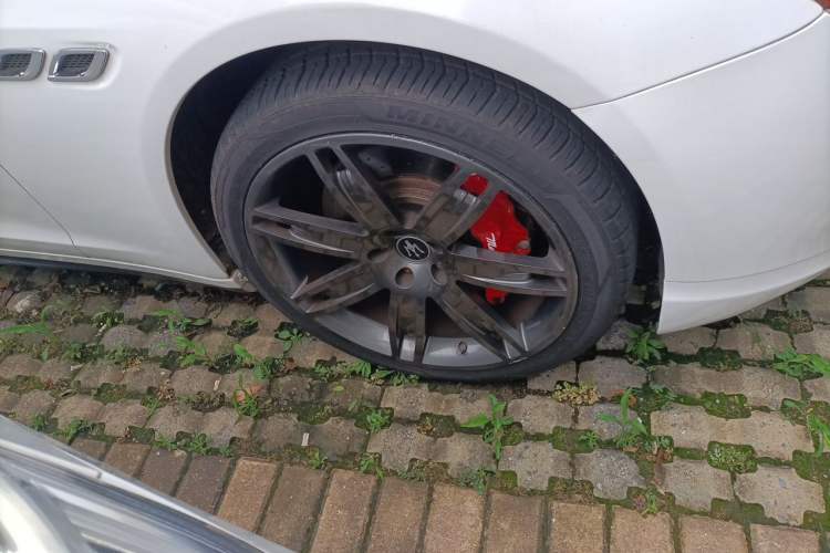 Used Maserati President 2013 3.0T Standard Model Right Front Wheel Hub