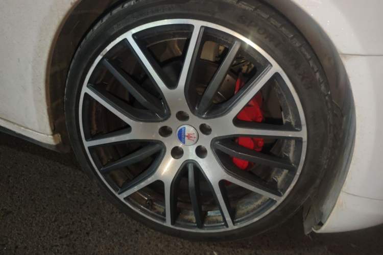 Used Maserati President 2013 3.0T Standard Model Right Front Wheel Hub