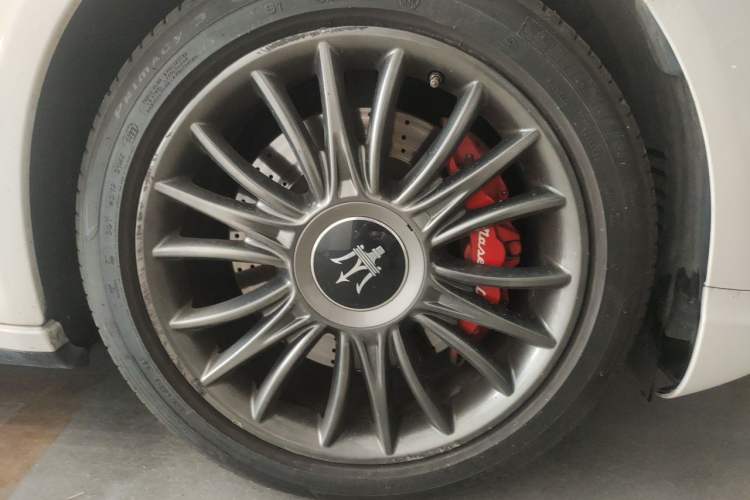 Used Maserati President 2013 3.0T Standard Model Right Front Wheel Hub