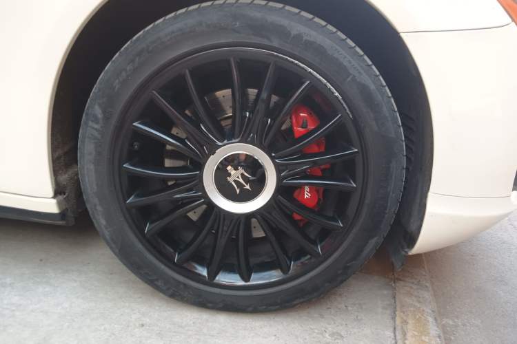Used Maserati President 2013 3.0T Standard Model Right Front Wheel Hub