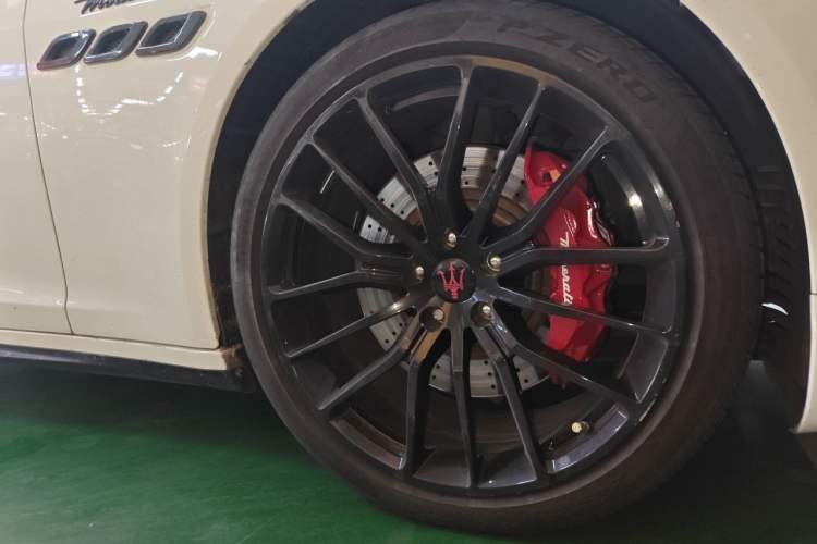 Used Maserati President 2013 3.0T Standard Model Right Front Wheel Hub