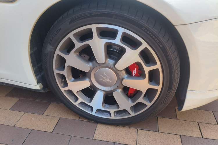 Used Maserati President 2013 3.0T Standard Model Right Front Wheel Hub