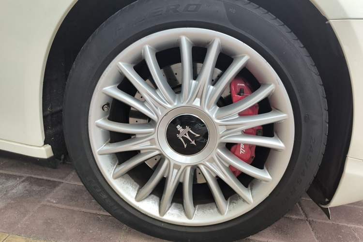 Used Maserati President 2013 3.0T Standard Model Right Front Wheel Hub