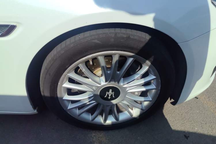 Used Maserati President 2013 3.0T Standard Model Right Front Wheel Hub