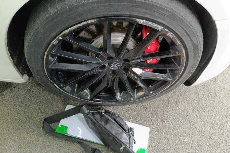 Used Maserati President 2013 3.0T Standard Model Right Front Wheel Hub