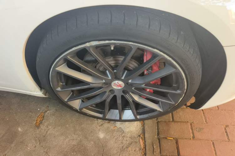 Used Maserati President 2013 3.0T Standard Model Right Front Wheel Hub