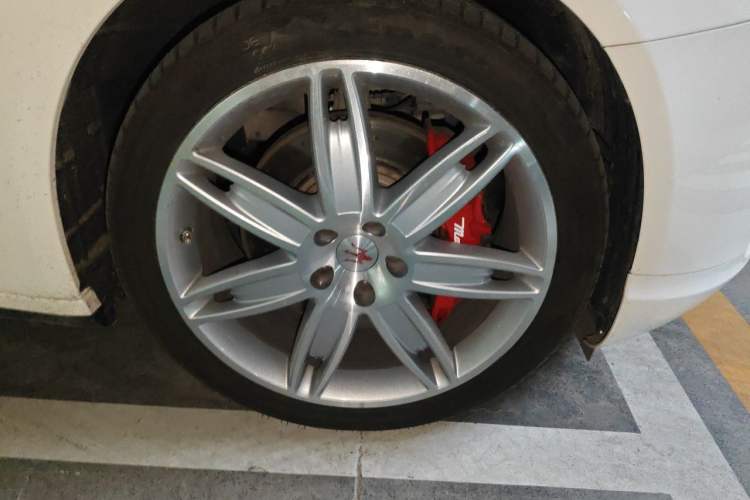 Used Maserati President 2013 3.0T Standard Model Right Front Wheel Hub