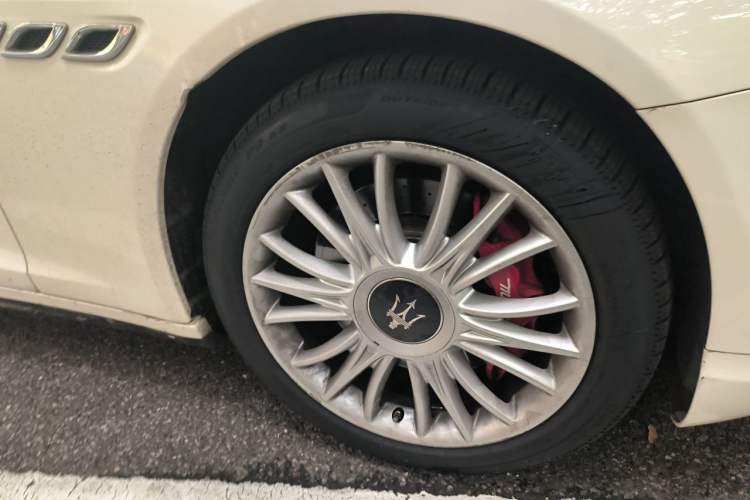 Used Maserati President 2013 3.0T Standard Model Right Front Wheel Hub