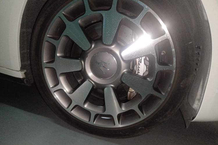 Used Maserati President 2013 3.0T Standard Model Right Front Wheel Hub