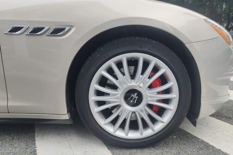 Used Maserati President 2013 3.0T Standard Model Right Front Wheel Hub