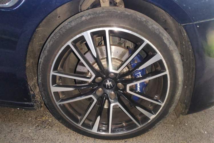 Used Maserati President  Right Front Wheel Hub