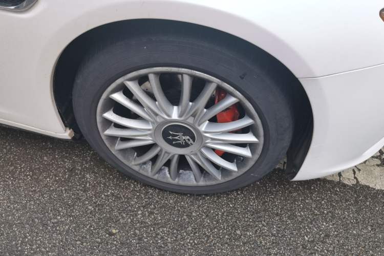 Used Maserati President  Right Front Wheel Hub