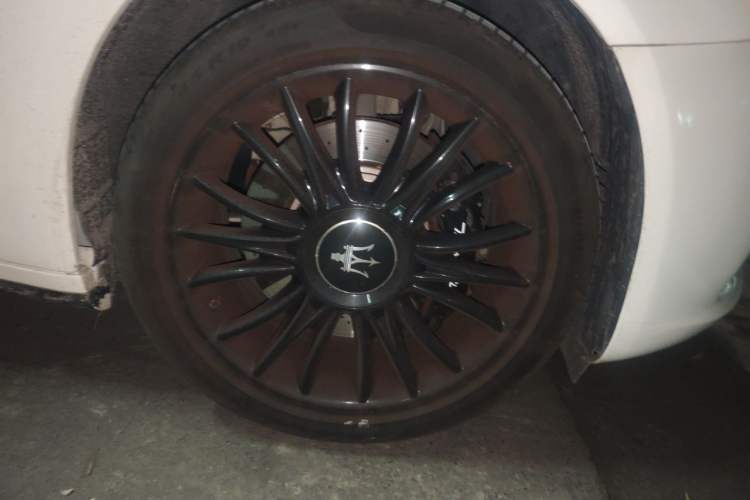 Used Maserati President  Right Front Wheel Hub