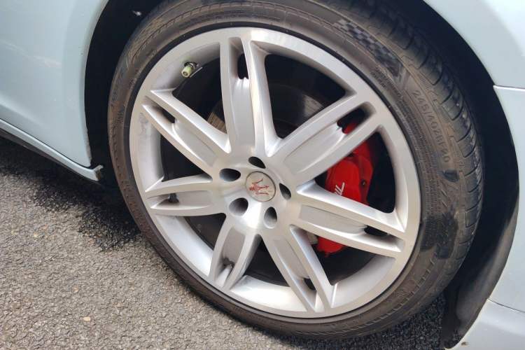 Used Maserati President 2015 3.0T Standard Model Right Front Wheel Hub