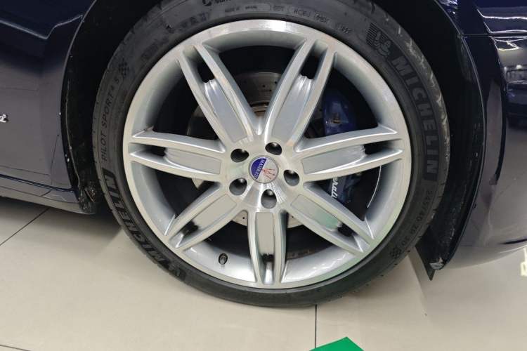 Used Maserati President  Right Front Wheel Hub