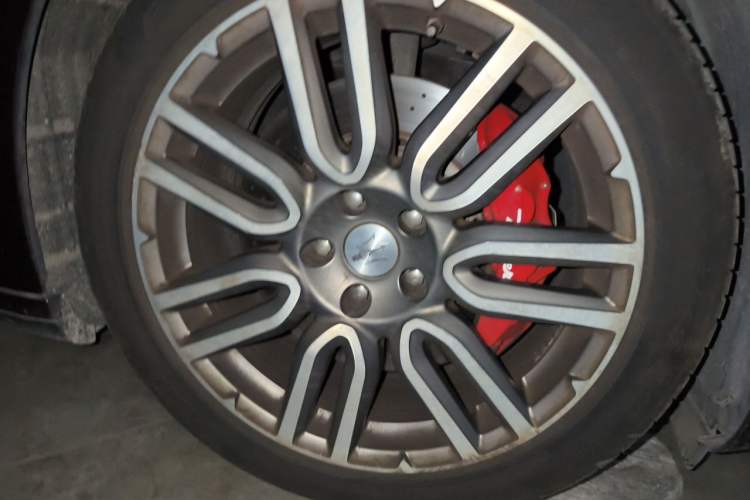 Used Maserati President 2015 3.0T Standard Model Right Front Wheel Hub