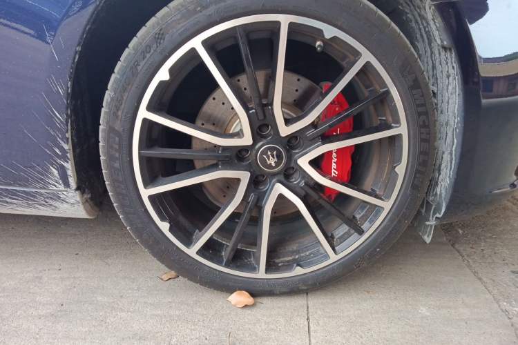 Used Maserati President 2017 3.0T Standard Model Right Front Wheel Hub