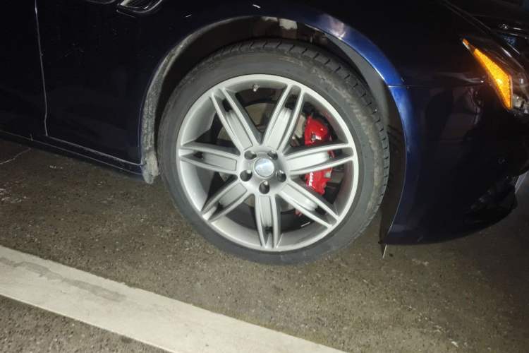 Used Maserati President  Right Front Wheel Hub