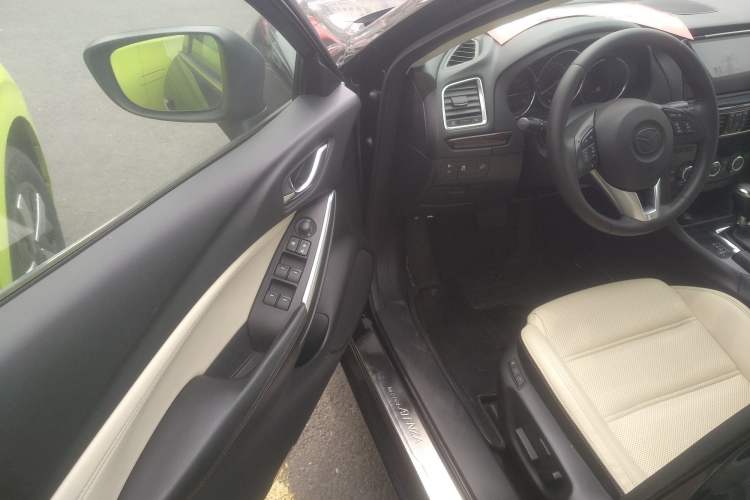 Used Mazda Atenza 2014 2.0L Blue Sky Luxury Edition Interior 3