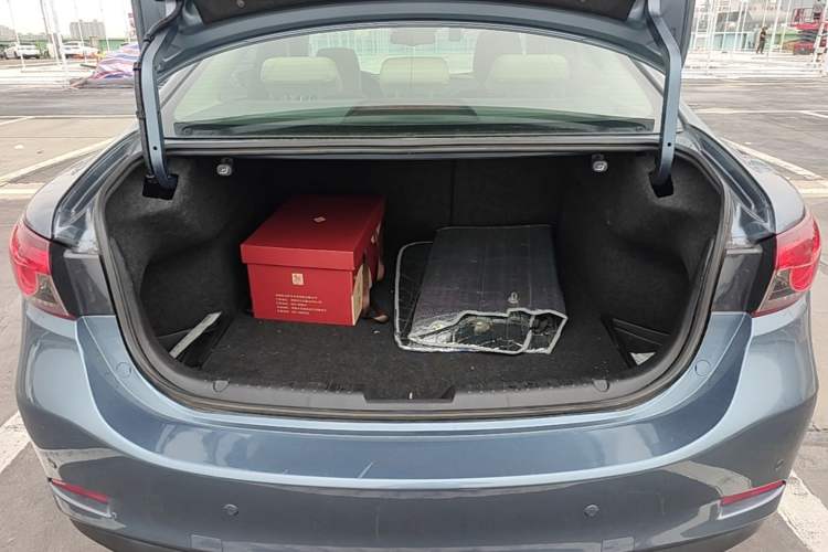 Used Mazda Atenza 2014 2.0L Blue Sky Luxury Edition Trunk