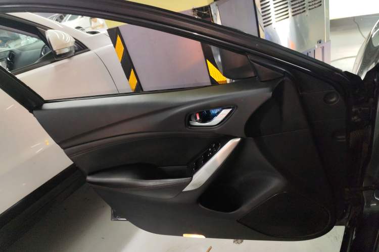 Used Mazda Atenza 2014 2.0L Blue Sky Luxury Edition Interior 3