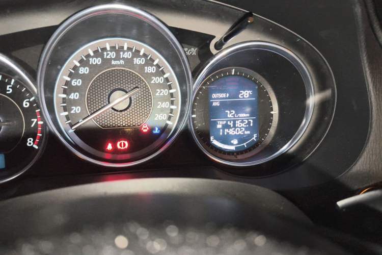 Used Mazda Atenza 2014 2.0L Blue Sky Luxury Edition Odometer Close Up