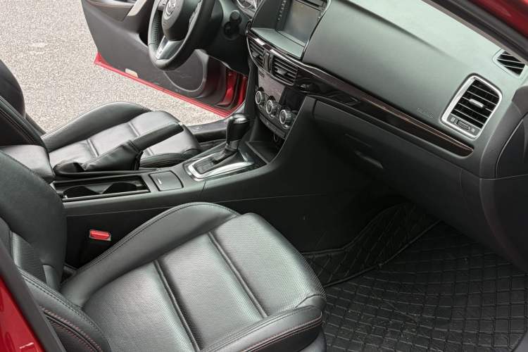 Used Mazda Atenza 2014 2.0L Blue Sky Luxury Edition Interior 3