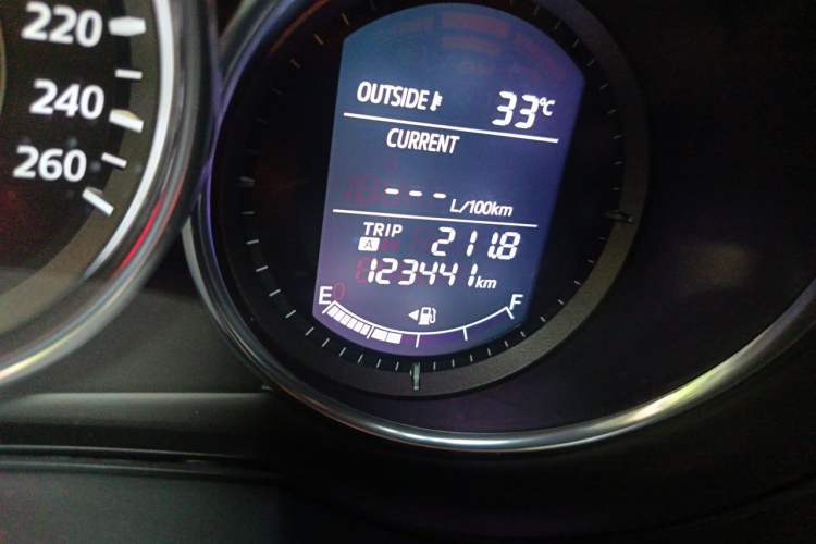 Used Mazda Atenza 2014 2.0L Blue Sky Luxury Edition Odometer Close Up