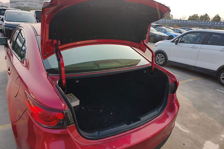 Used Mazda Atenza 2014 2.0L Blue Sky Luxury Edition Trunk