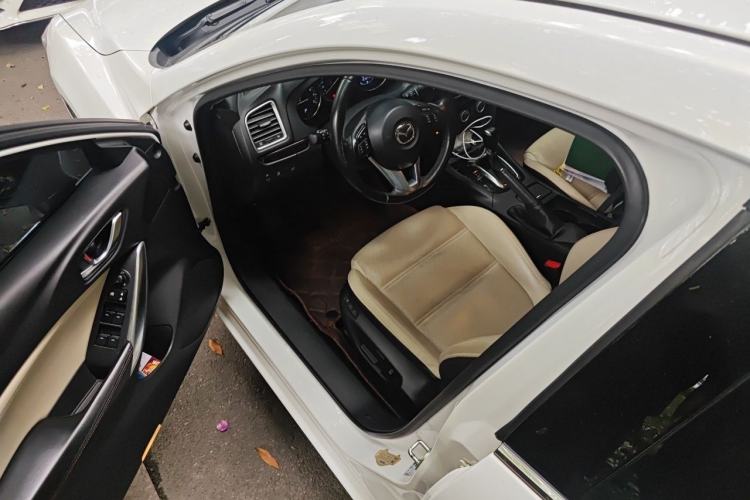 Used Mazda Atenza 2014 2.0L Blue Sky Luxury Edition Interior 3