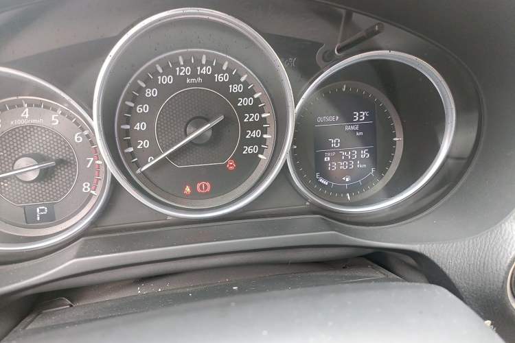 Used Mazda Atenza 2014 2.0L Blue Sky Luxury Edition Odometer Close Up