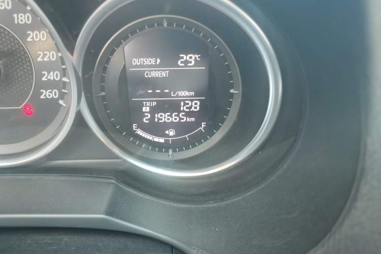 Used Mazda Atenza 2014 2.0L Blue Sky Luxury Edition Odometer Close Up