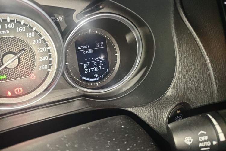 Used Mazda Atenza 2015 2.0L Blue Sky Luxury Edition Odometer Close Up