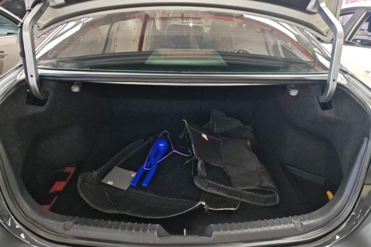 Used Mazda Atenza 2015 2.5L Blue Sky Prestige Edition Trunk