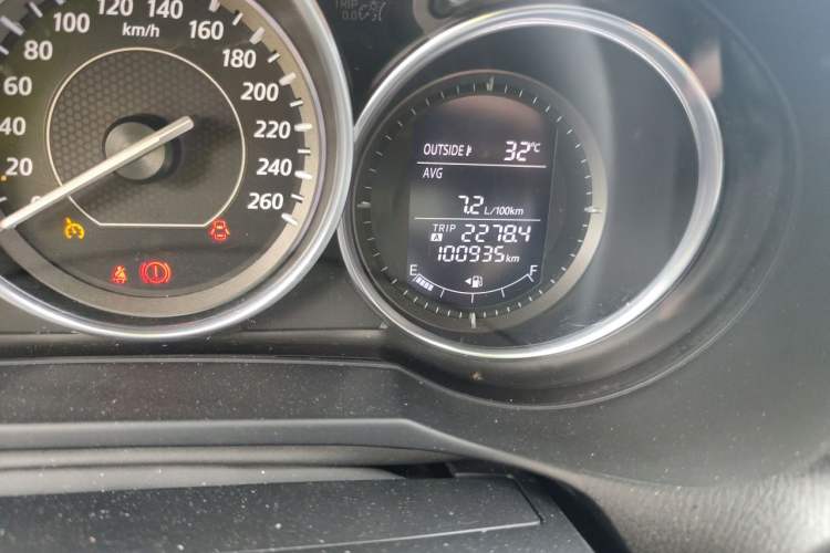 Used Mazda Atenza 2015 2.0L Blue Sky Luxury Edition Odometer Close Up
