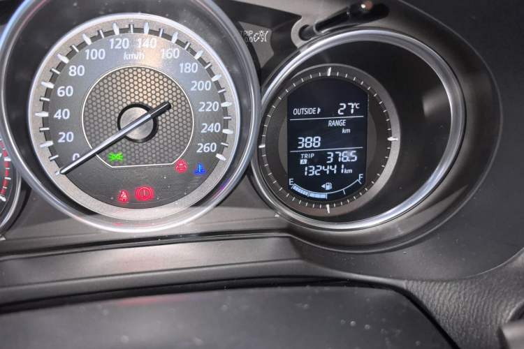 Used Mazda Atenza 2015 2.0L Blue Sky Luxury Edition Odometer Close Up