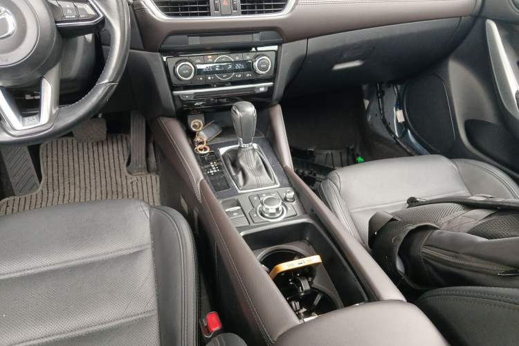 Used Mazda Atenza 2018 2.0L Blue Sky Luxury Edition China VI Standard Gear Lever
