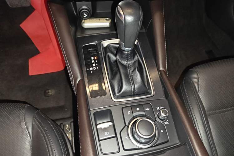 Used Mazda Atenza 2018 2.0L Blue Sky Luxury Edition China VI Standard Gear Lever
