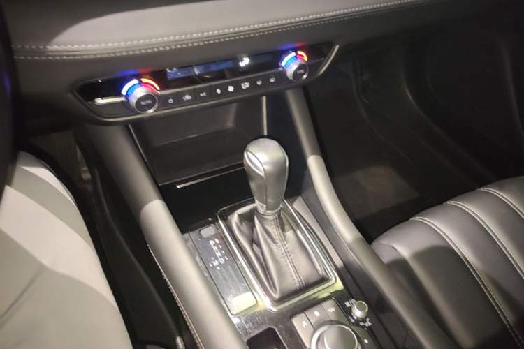 Used Mazda Atenza 2020 2.0L Blue Sky Fashion Edition Gear Lever