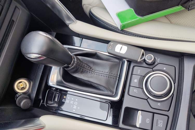 Used Mazda CX-4 2016 2.0L Automatic Two-Wheel Drive Blue Sky Leading Edition Gear Lever